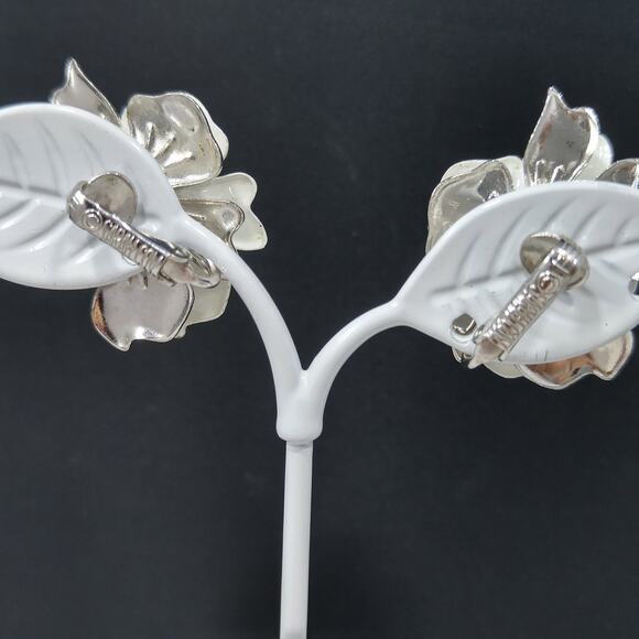 Sarah Coventry White Enamel Flower Earrings Silver Tone Clip On 1960s Vintage - Picture 6 of 10